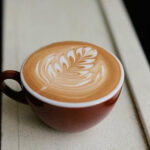 Kỹ Thuật Rót Tự Do Hình Lá Trong Latte Art